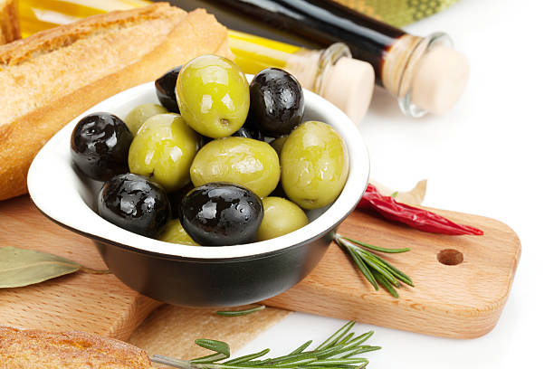 restaurant italien hors-d'œuvre des olives, du pain et des épices - vinegar bottle herb white photos et images de collection