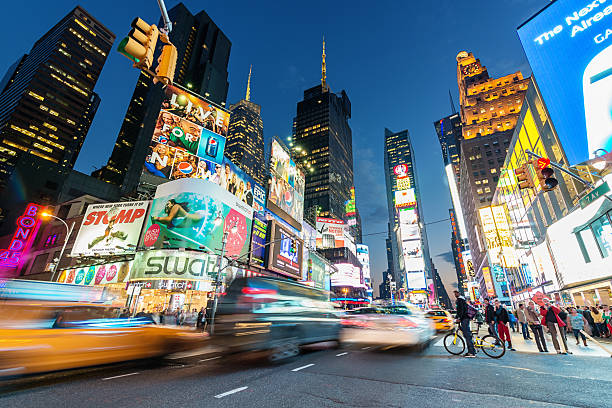 new york city times square - urban scene business sign large group of people - fotografias e filmes do acervo