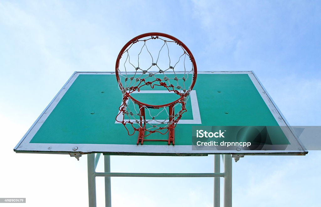 Basquete contra o fundo de céu azul - Foto de stock de Apontar - Sinal Manual royalty-free