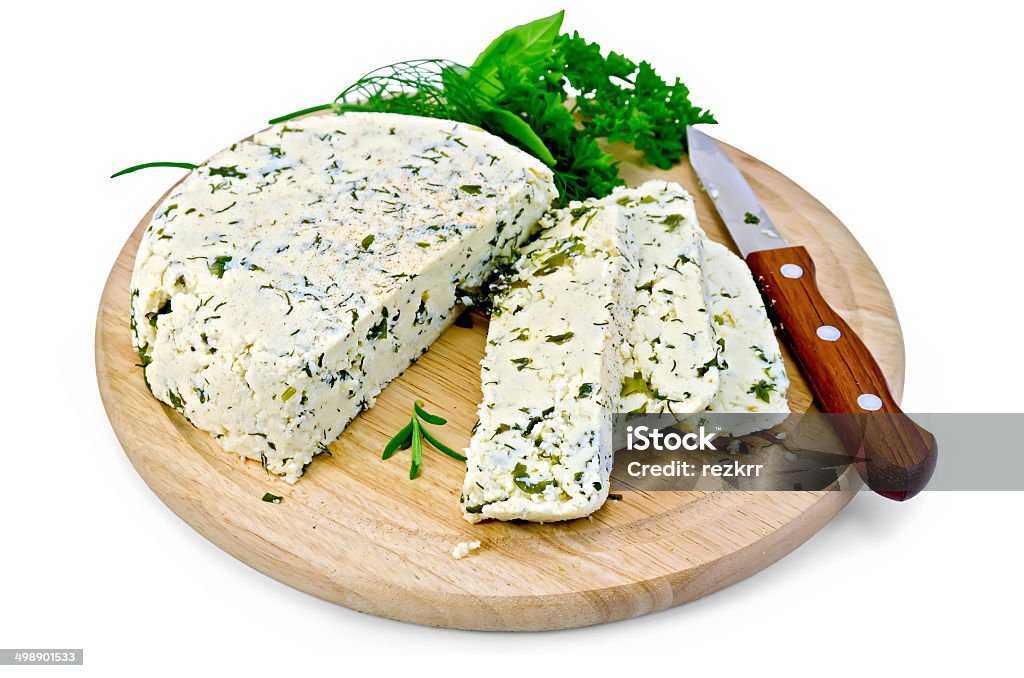 Домашний сыр, специи на круглой доска - Стоковые фото Базилик роялти-фри