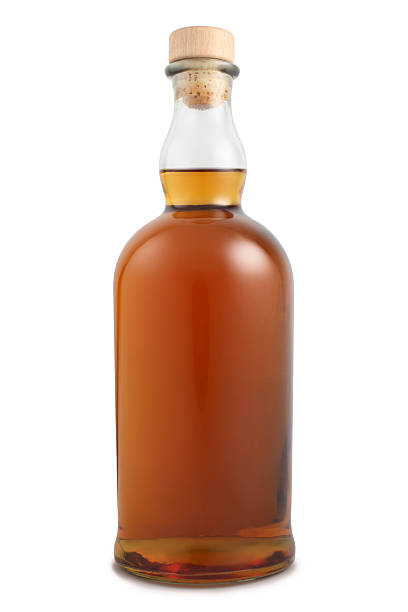 uma garrafa de bebida alcoólica - brandy bottle alcohol studio shot - fotografias e filmes do acervo