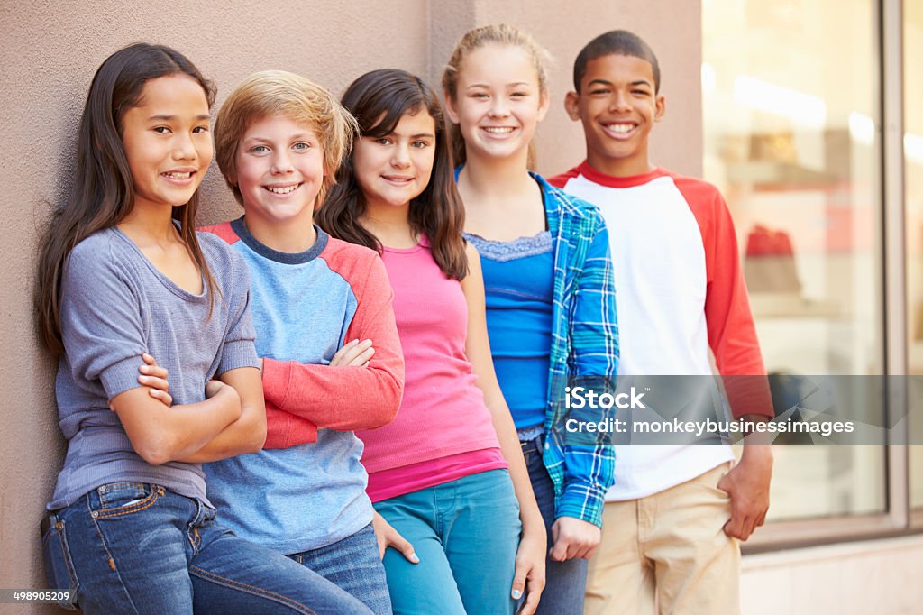 Grupo de crianças se divertindo juntos no Shopping - Foto de stock de 14-15 Anos royalty-free