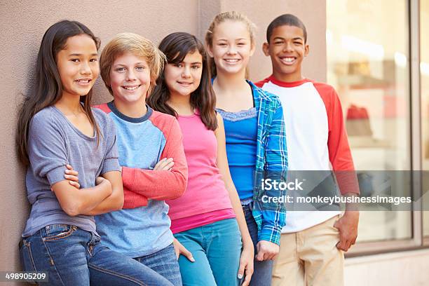 Foto de Grupo De Crianças Se Divertindo Juntos No Shopping e mais fotos de stock de 14-15 Anos - 14-15 Anos, Criança, Adolescente