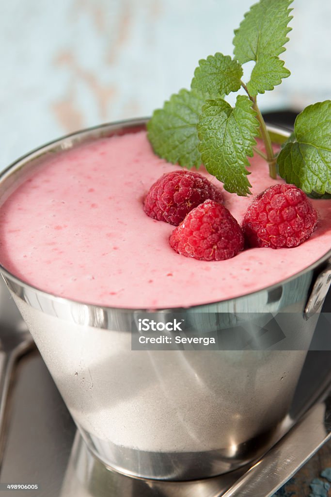 Coquetel de Raspadinha de framboesa com iogurte de metal em um copo. - Foto de stock de Alimentação Saudável royalty-free