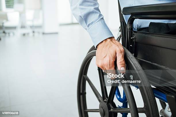 Hombre En Silla De Ruedas Foto de stock y más banco de imágenes de Personas con discapacidad - Personas con discapacidad, Silla de ruedas, Diversidad funcional