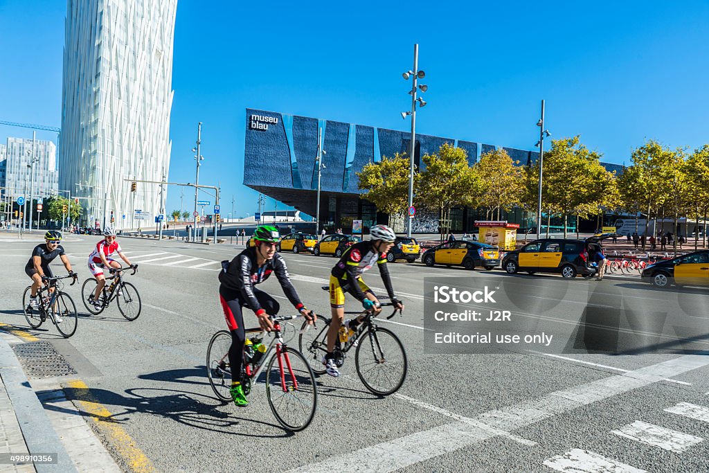 Grupo de ciclistas en Barcelona - Foto de stock de Andar en bicicleta libre de derechos