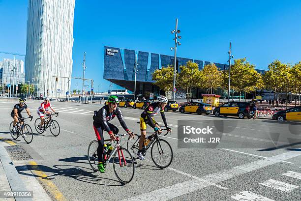 Grupo De Ciclistas En Barcelona Foto de stock y más banco de imágenes de Andar en bicicleta - Andar en bicicleta, Barcelona - España, Bicicleta