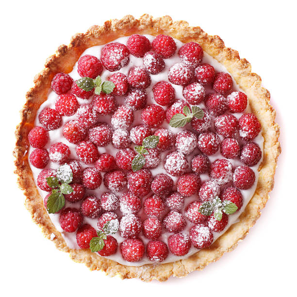 tarte aux framboises fraîches et à la menthe gros plan isolé sur blanc - tart photos et images de collection