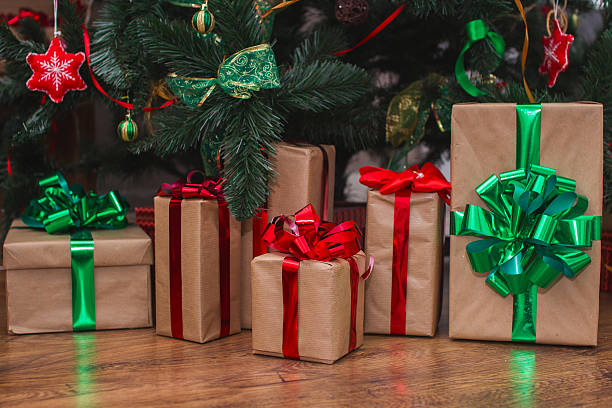istock Christmas tree with gifts 498913184