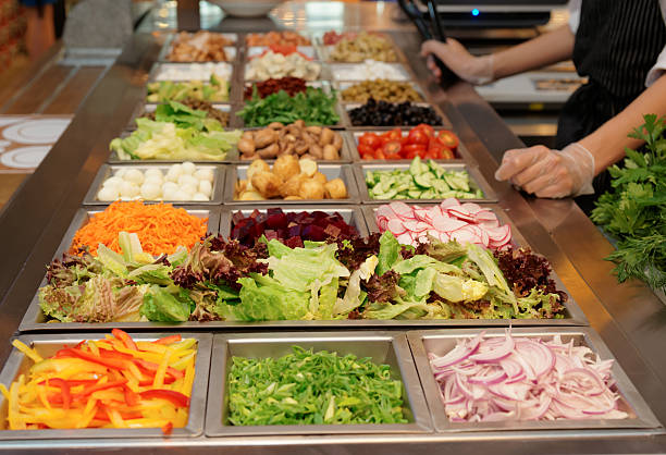 salatbar mit verschiedenen frischem gemüse - salatbüffet stock-fotos und bilder
