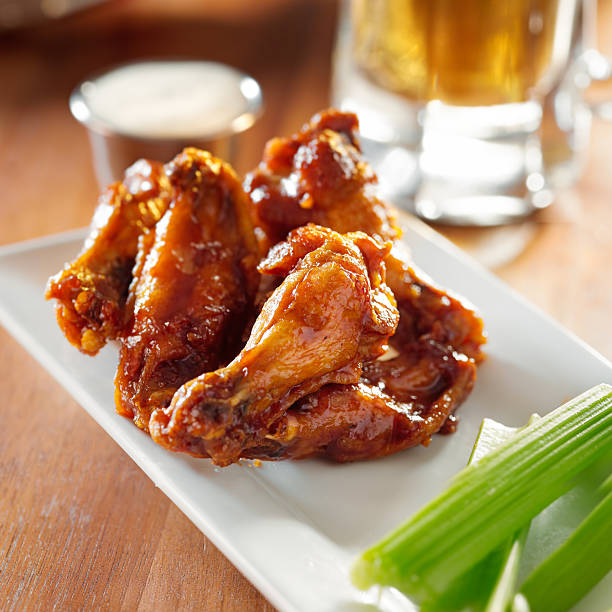 bbq buffalo wings z selera i ranch. - beer wing spicy chicken wings chicken wing zdjęcia i obrazy z banku zdjęć