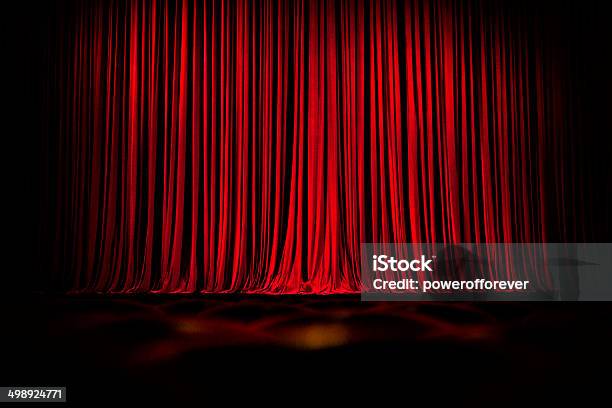 Rote Leere Bühne Vorhänge Und Sitze Stockfoto und mehr Bilder von Bühnenvorhang - Bühnenvorhang, Vorhang, Bühne