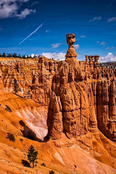 estatuas históricas en bryce canyon - canyon plateau large majestic fotografías e imágenes de stock