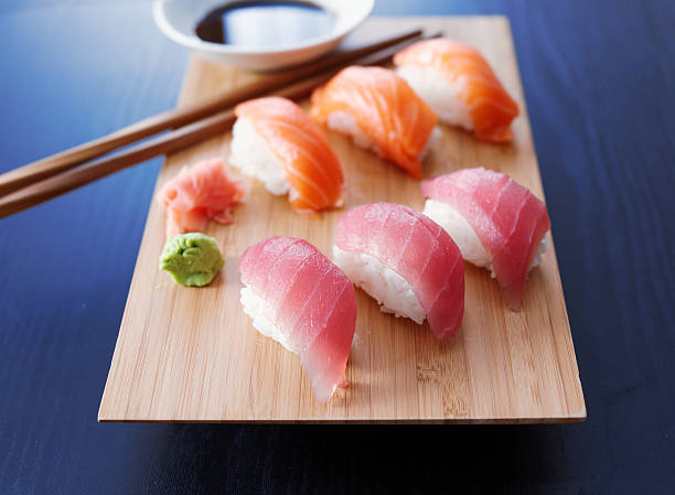 bunte nigiri-sushi mit lachs und thunfisch - sake nigiri stock-fotos und bilder