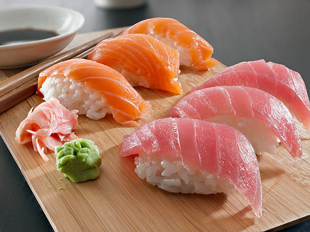 sushi mit lachs und thunfisch-nigiri - sake nigiri stock-fotos und bilder