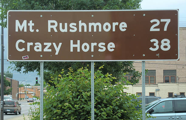 istock Mt. Rushmore/Crazy Horse sign 498941552