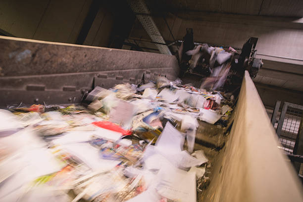 spazzatura su nastro trasportatore - recycling paper garbage recycling center foto e immagini stock