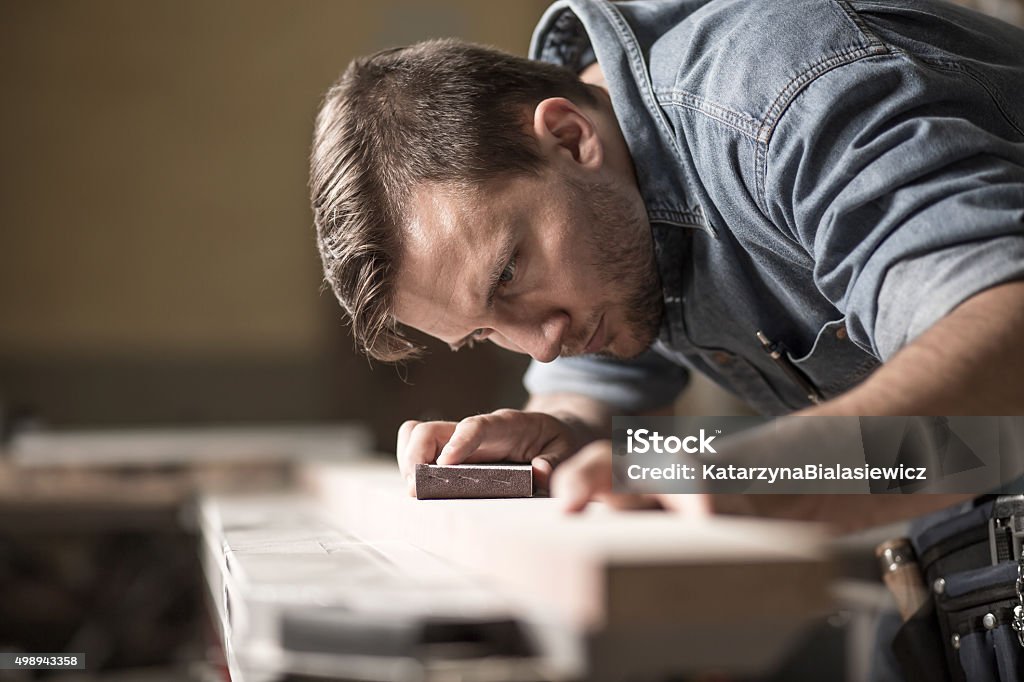 Cabinetmaker durante il lavoro in laboratorio - Foto stock royalty-free di Carpentiere