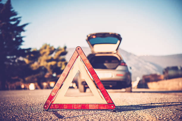 trójkąt znak ostrzegawczy na drodze - warning triangle triangle car warning sign zdjęcia i obrazy z banku zdjęć