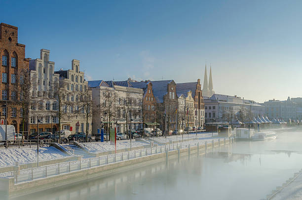 misty рано утром улицах любек - lubeck стоковые фото и изображения