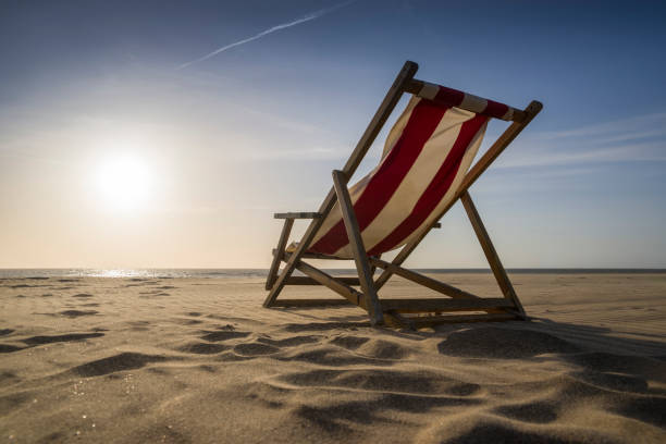 sedia a sdraio sulla soleggiata giornata in spiaggia - beach sunset sand wood foto e immagini stock