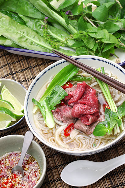 bo, pho vietnamita carne de sopa de fideos de arroz - long coriander fotografías e imágenes de stock