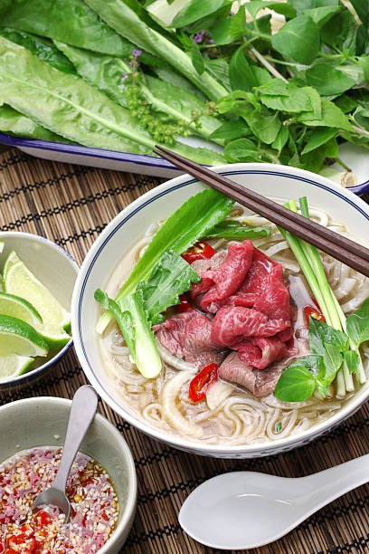 pho bo, wietnamski wołowiny ryż zupa z makaronem - long coriander zdjęcia i obrazy z banku zdjęć