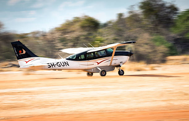 улетев с selous reserve - small airport cessna airplane стоковые фото и изображения