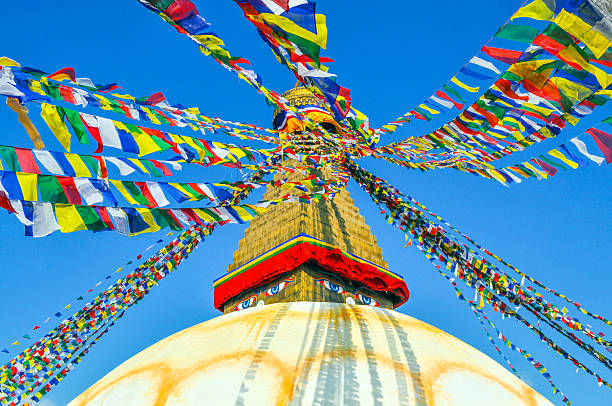 le grand stûpa de bodnath de katmandou, népal - bodnath stupa kathmandu stupa flag photos et images de collection