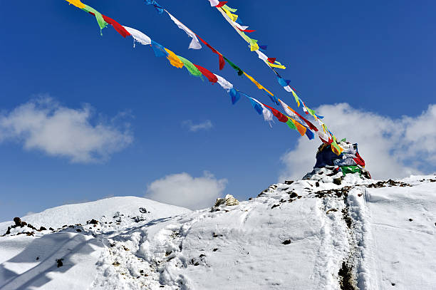 祈祷旗&の入ったリボン - tibetan script 写真 ストックフォトと画像