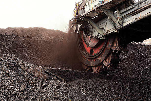 seau roue géante excavator pour creuser le brown charbon - surface mine photos et images de collection