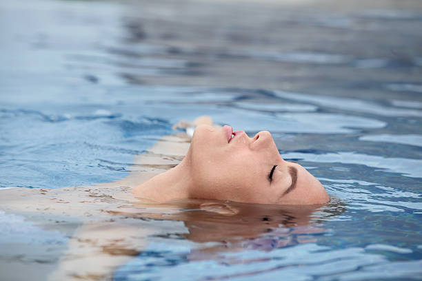 kobieta, picie wody - floating on water women swimming pool water zdjęcia i obrazy z banku zdjęć