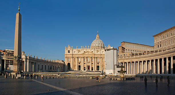 st.peters cathédrale du vatican. vue depuis la place. - middle ages architecture and buildings place of worship church photos et images de collection