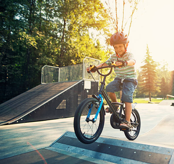 little boy riding una bicicleta en la rampa. - bmx cycling bicycle cycling sport fotografías e imágenes de stock