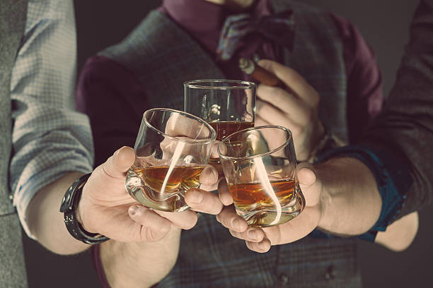 homem beber uísque, plano aproximado de óculos e as mãos - men elegance cocktail cool imagens e fotografias de stock