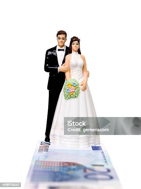 Ślub Para Stojący Na Euro Banku Uwaga - zdjęcia stockowe i więcej obrazów Symbol Euro - Symbol Euro, Waluta Unii Europejskiej, Ślub