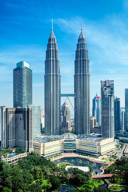 petronas towers, kuala lumpur-malezja. - cross processed zdjęcia i obrazy z banku zdjęć