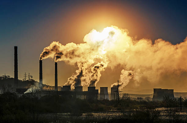 tubo di aria inquinamento in fabbrica, problemi ambientali - air pollution immagine foto e immagini stock
