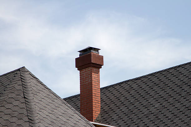 tubo en el último piso - roof repairing roofer chimney fotografías e imágenes de stock