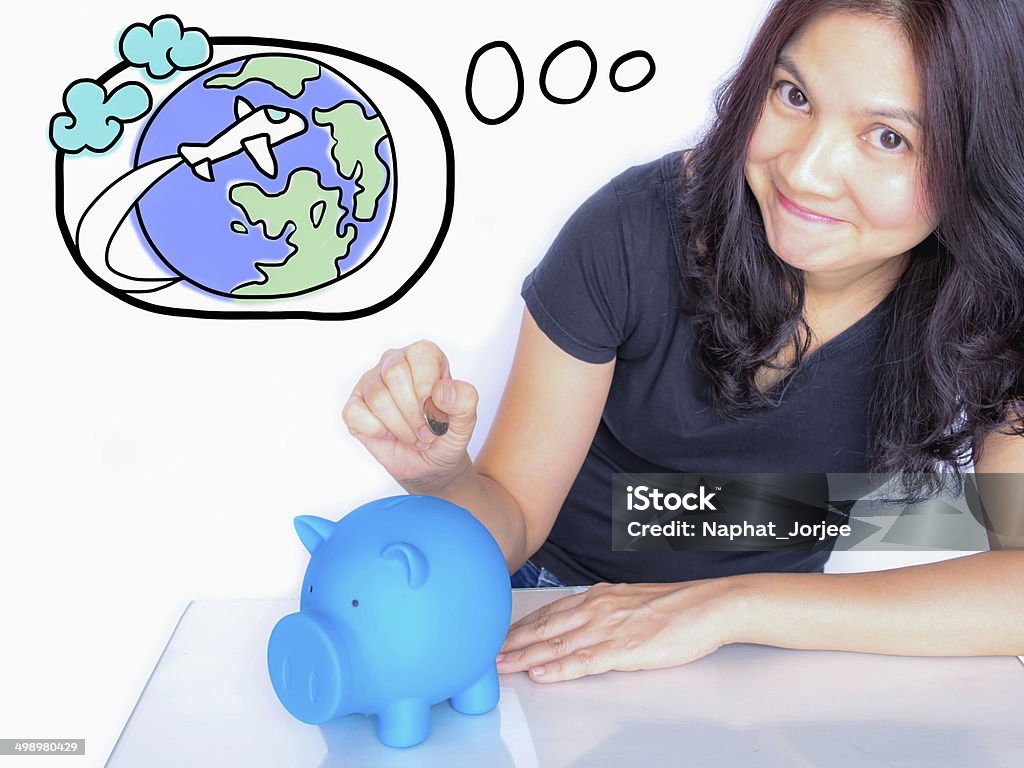Asiatique femme pensant à ses voyageurs de fin d'année avec piggy bank - Photo de Abstrait libre de droits