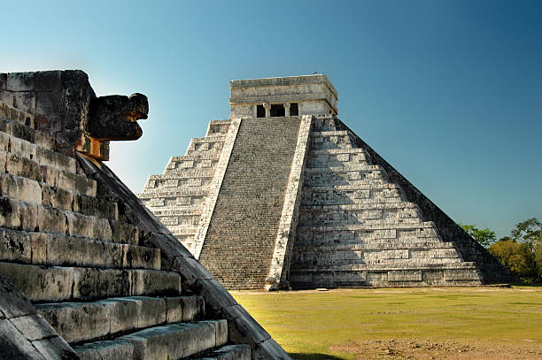 el templo mayas complejo de chichen itza, yucatán, méxico - chichen itza mayan mexico steps fotografías e imágenes de stock