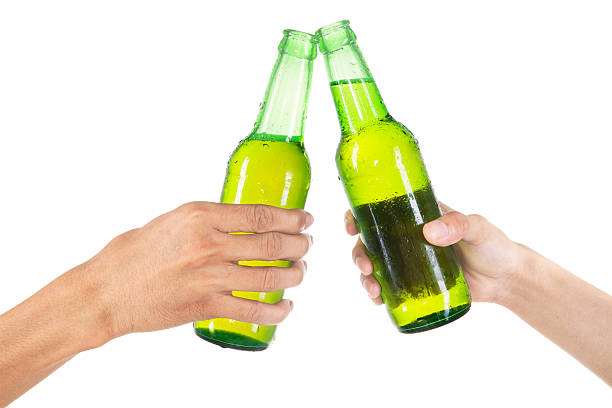 mãos de tostar com cerveja isolado - human hand gripping bottle holding imagens e fotografias de stock