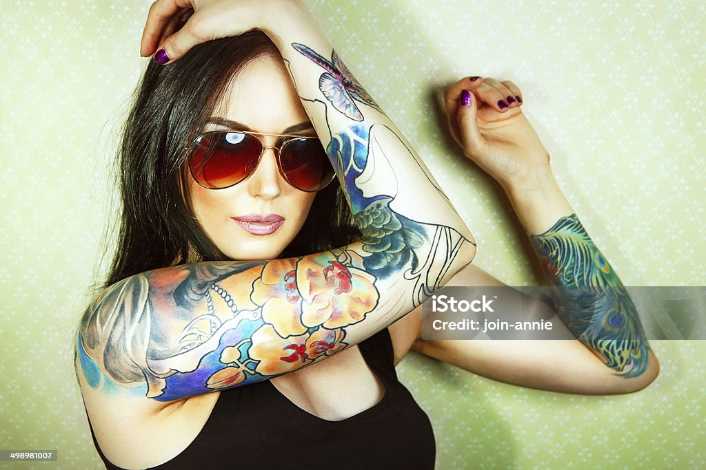 Schönes Mädchen mit stilvollen make-up und tattooed Armen. - Lizenzfrei Tätowierung Stock-Foto