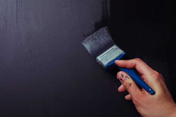 pintura de uma parede preto - restoring art painting artist imagens e fotografias de stock