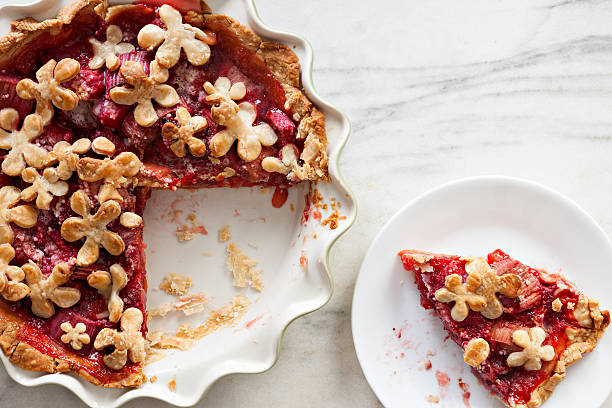 torta di fragole rabarbaro - rabarbaro foto e immagini stock