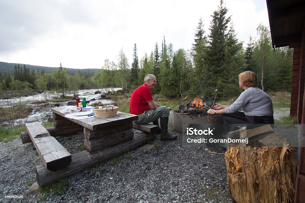 Paar mit einem Picknick in der Nähe strem - Lizenzfrei 60-64 Jahre Stock-Foto