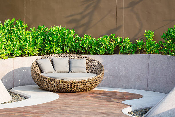 Rattan divano rilassante In giardino - foto stock