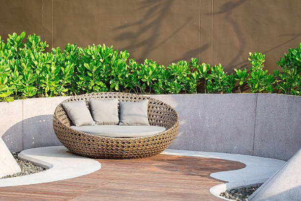 Cтоковое фото Ротанг диване расслабляющий в сад