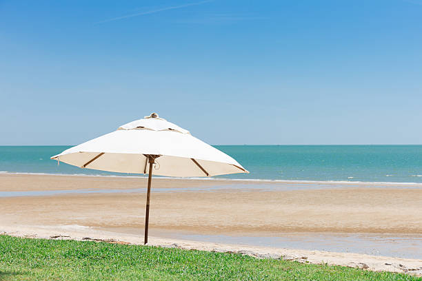 Sombrilla de playa con cielo azul - foto de stock