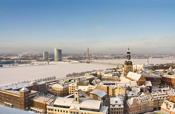 vista aérea da antiga riga - daugava river imagens e fotografias de stock